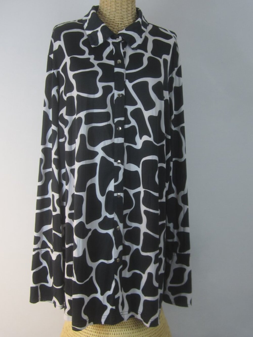 Newport News Women Plus 3X Black White Animal Print Knit LS Front Snap Shirt